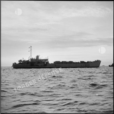 Le LST Laïta approche de la côte égyptienne lors de l'opération amphibie à Port-Fouad.