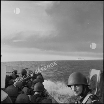 Les légionnaires du 1er REP à bord d'un LCVP lors de l'opération amphibie à Port-Fouad.