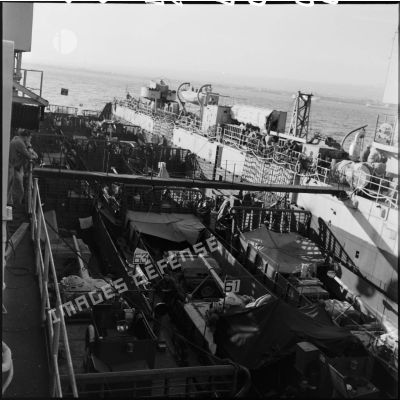 L'embarquement de matériels à bord de La Foudre au large de Limassol (Chypre).