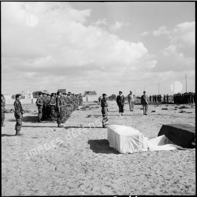 Les obsèques de cinq parachutistes du 2e RPC à Port-Saïd.