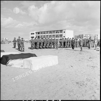 Les obsèques de cinq parachutistes du 2e RPC à Port-Saïd.