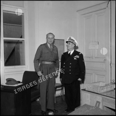 Le général Sir Hugh Stockwell et le vice-amiral d'escadre Barjot en marge d'une conférence de presse à Port-Saïd.
