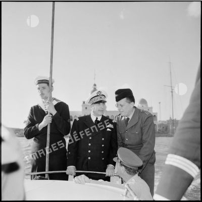Le vice-amiral d'escadre Barjot et le commandant Maurice Schumann à bord d'une vedette du Georges Leygues, sur le canal de Suez.