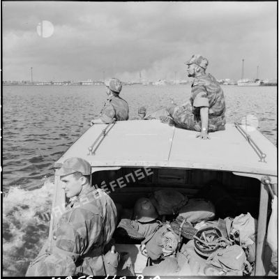 Le colonel Château-Jobert, commandant le 2e RPC, assis sur le toit d'une vedette sur le canal de Suez à Port-Saïd.