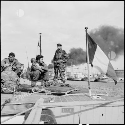 Des hommes du 2e RPC (régiment de parachutistes coloniaux) sur une vedette à Port-Saïd.