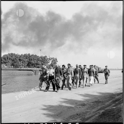 Des civils égyptiens sont escortés par des parachutistes britanniques à Port-Saïd