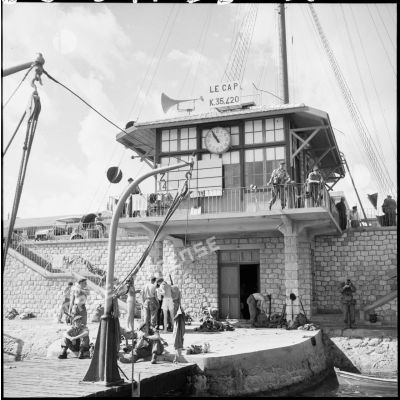 Les soldats britanniques occupent la gare maritime d'El Cap, située entre Port-Saïd et El Kantara.
