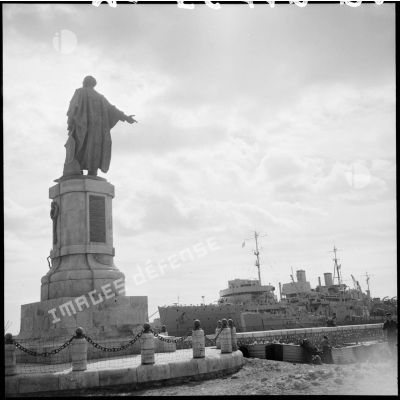 La statue de Ferdinand de Lesseps à l'entrée du canal de Suez.