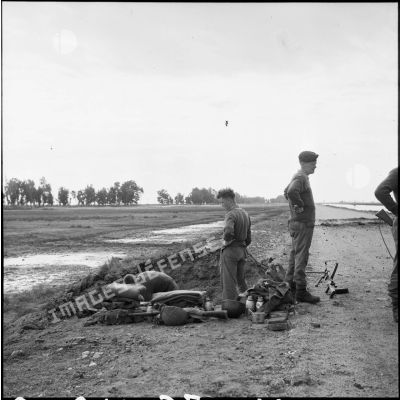 Les soldats britanniques creusent des trous individuels et consolident leurs positions le long du canal de Suez, dans les environs d'El Cap.