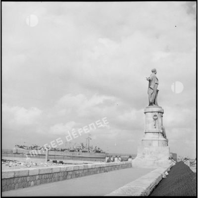La statue de Ferdinand de Lesseps à l'entrée du canal de Suez.