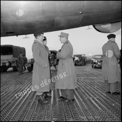 Départ pour Chypre du général Beaufre sur la base aérienne d'Alger