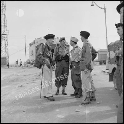 Le lieutenant-colonel Goussault et le lieutenant-colonel Saint-Germain s'entretiennent avec un officier anglais, quai du Casino à Port-Saïd.