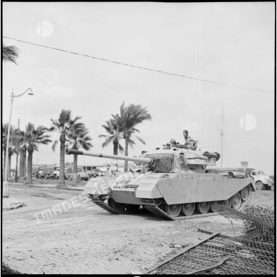 Un char britannique Centurion appuie les troupes au sol à Port-Saïd.