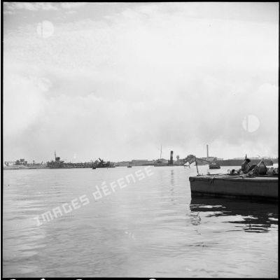 Au loin, les bateaux Pollux et Péluse sabordés par les autorités égyptiennes à l'entrée du canal de Suez à Port-Saïd.