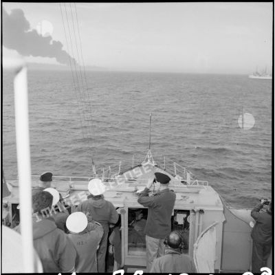A bord du Gustave Zédé, le général de division Beaufre observe les côtes égyptiennes lors du débarquement franco-britannique à Port-Saïd.