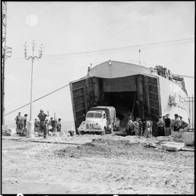 Les premiers véhicules de la 3rd Infantry Division débarquent du LST Ravager, quai du Casino à Port-Saïd.