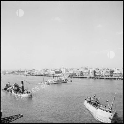 Les bateaux Péluse et Pollux sabordés par les autorités égyptiennes à l'entrée du canal de Suez à Port-Saïd.