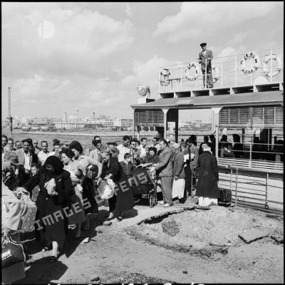 Les passagers débarquent du ferry assurant la traversée du canal de Suez.