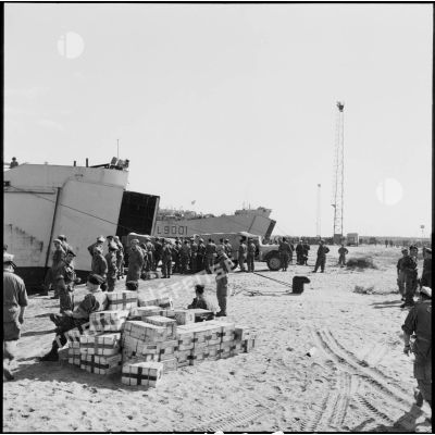 Le matériel est débarqué des LST, parmi lesquels le Laïta (L 9001), à Port-Fouad.