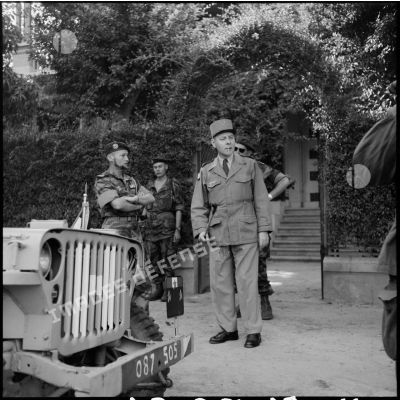 Le général de division Beaufre vient de s'entretenir avec le colonel Château-Jobert (à gauche), commandant le 2e RPC.