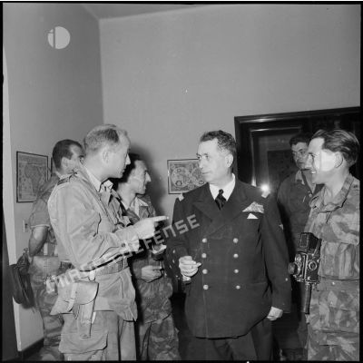 Le vice-amiral d'escadre Barjot reçoit des reporters du SCA.