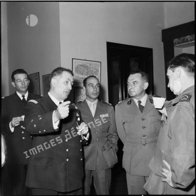 Le vice-amiral d'escadre Barjot reçoit des reporters du SCA.