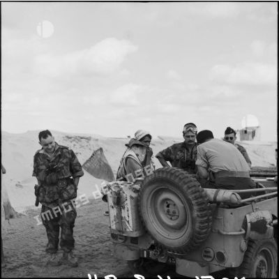 Un militaire égyptien fait prisonnier par les parachutistes du 2e RPC, au cours d'une reconnaissance armée en jeep à l'est de Port-Fouad, le long de la côte.