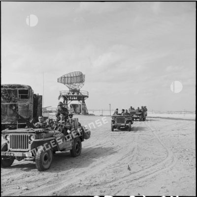L'escadron du 2e RPC effectue une reconnaissance armée en jeep à l'est de Port-Fouad, le long de la côte.