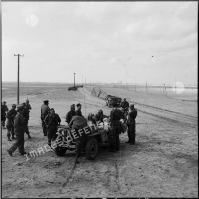 L'escadron du 2e RPC (régiment de parachutistes coloniaux) effectue une reconnaissance armée en jeep à l'est de Port-Fouad, le long de la côte.