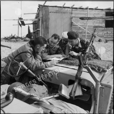 L'escadron du 2e RPC effectue une reconnaissance armée en jeep à l'est de Port-Fouad, le long de la côte.