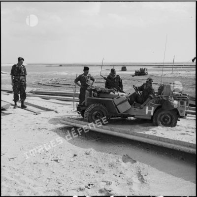 L'escadron du 2e RPC (régiment de parachutistes coloniaux) effectue une reconnaissance armée en jeep à l'est de Port-Fouad, le long de la côte