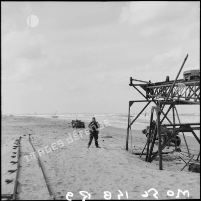 L'escadron du 2e RPC (régiment de parachutistes coloniaux) effectue une reconnaissance armée en jeep à l'est de Port-Fouad, le long de la côte.