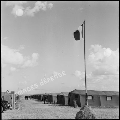 Les couleurs françaises flottent à l'entrée du camp du GM1 (groupe mixte n°1) sur la base aérienne d'Akrotiri (Chypre).