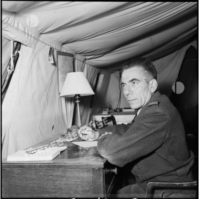 Portrait du colonel Barthélémy dans une tente du camp du GM1, implanté sur la base aérienne d'Akrotiri (Chypre).