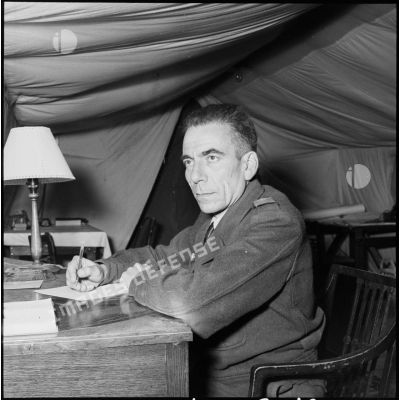 Portrait du colonel Barthélémy dans une tente du camp du GM1, implanté sur la base aérienne d'Akrotiri (Chypre).