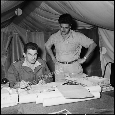 Portrait du lieutenant-colonel Mangin dans une tente du camp du GM1, implanté sur la base aérienne d'Akrotiri (Chypre).