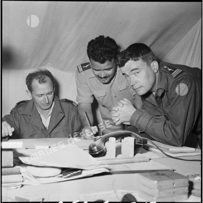 Le commandant Gatissou, le lieutenant Bourret et le capitaine Kaufmann sous une tente du camp du GM1, implanté sur la base aérienne d'Akrotiri (Chypre).