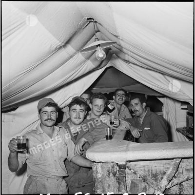 Un foyer sous une tente du camp du GM1, implanté sur la base aérienne d'Akrotiri (Chypre).