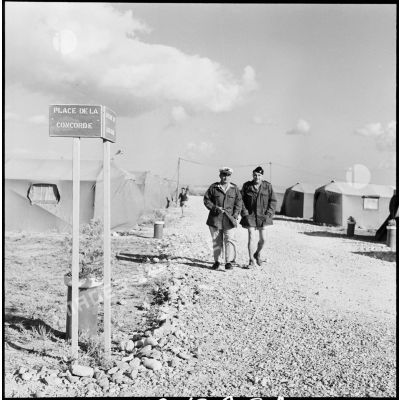 L'allée principale du camp du GM1 sur la base aérienne d'Akrotiri (Chypre).