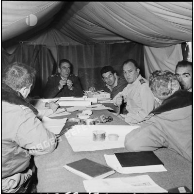 Le colonel Barthélémy préside une réunion dans la salle de conférence du camp du GM1, implanté sur la base aérienne d'Akrotiri (Chypre).
