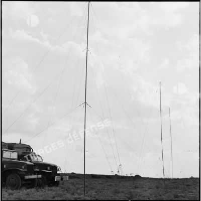 Les câbles hertziens du camp du GM1, implanté sur la base aérienne d'Akrotiri (Chypre).
