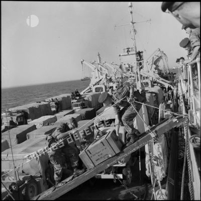 Les légionnaires du 1er REP transbordent des munitions à bord du LST Laïta au large de Limassol (Chypre).