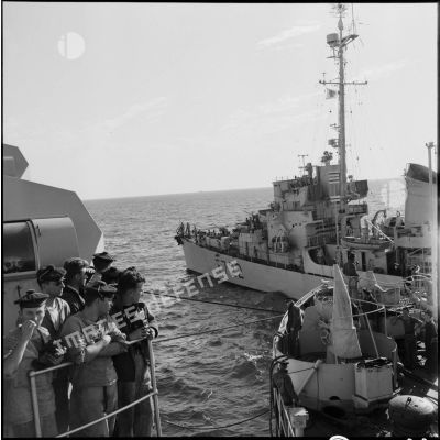 L'escorteur d'escadre Soudanais (F 722) vient s'amarrer contre le cuirassé Jean Bart au large de Limassol (Chypre).