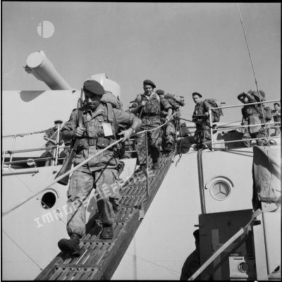 Les légionnaires du 1er REP embarquent à bord du LST Laïta au large de Limassol (Chypre).