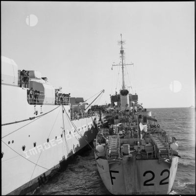 Le cuirassé Jean Bart et l'escorteur d'escadre Soudanais (F 722) au large de Limassol (Chypre).