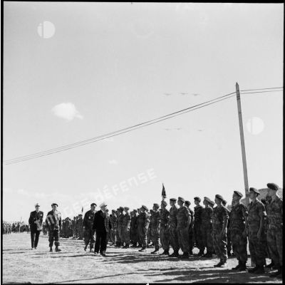 Le vice-amiral d'escadre Barjot passe les parachutistes en revue lors d'une cérémonie du 11 novembre au camp X (Chypre).