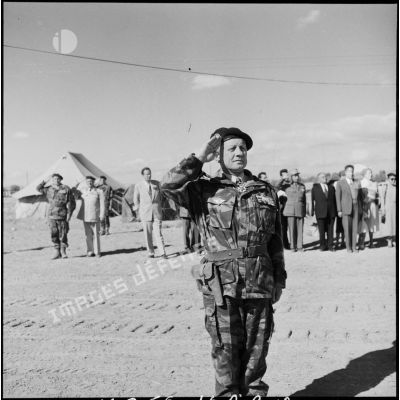 Le colonel Gracieux salue les couleurs lors d'une cérémonie du 11 novembre au camp X (Chypre).