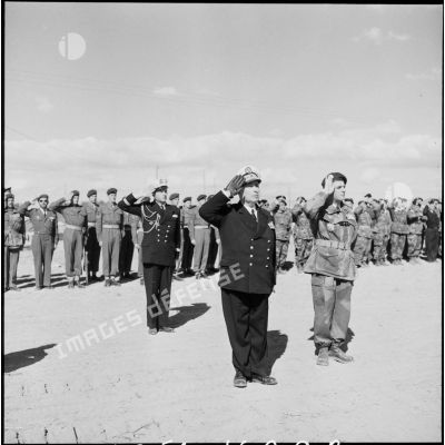 Le vice-amiral d'escadre Barjot et le général Gilles saluent les couleurs lors d'une cérémonie du 11 novembre au camp X (Chypre).