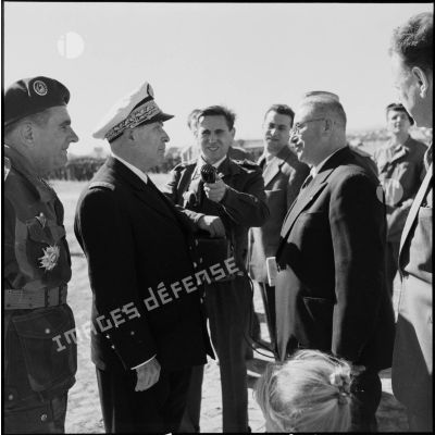 Le vice-amiral d'escadre Barjot s'entretient avec M. Lapierre, agent consulaire à Larnaca (Chypre), lors d'une cérémonie du 11 novembre au camp X.