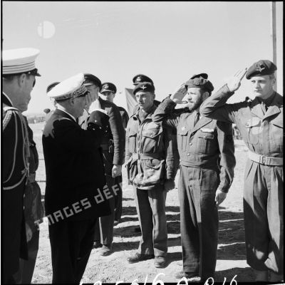 Le vice-amiral d'escadre Barjot salue des officiers britanniques lors d'une cérémonie du 11 novembre au camp X (Chypre).